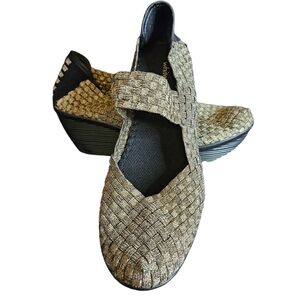 White mountain Gold woven wedges in excellent condition size 8.